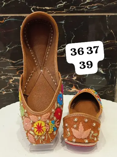 SIBY Saljut Tradition Meets Trend: Handcrafted Juttis