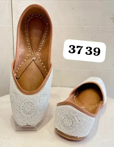 SIBY Saljut Timeless Tradition: Elegant Handmade Juttis
