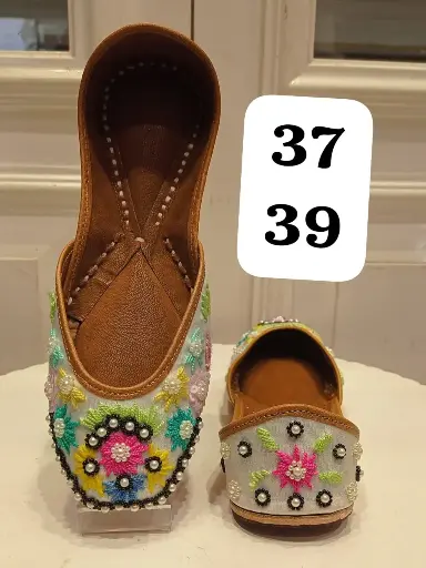 SIBY Saljut Footwear Finesse: Handmade Juttis Collection