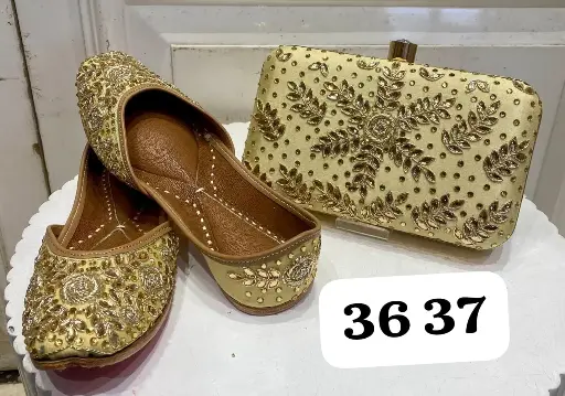 SIBY Saljut Elegant Embroidery: Juttis & Clutch Combo